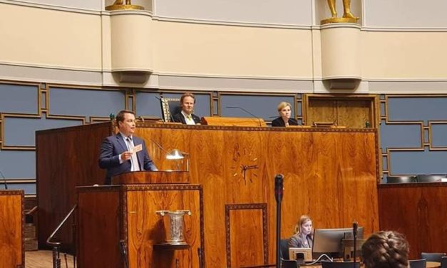unnila heilutti 50 miljardin seteliä täysistunnossa – hallituksen linja: ”Rahat Afrikkaan, aarteet Aurajoelle”