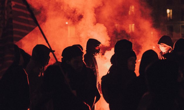Ammuttiinko mielenosoittajia kyynelkaasulla ja tainnutuskranaateilla?