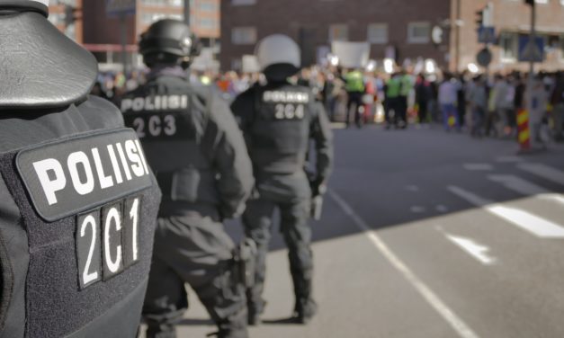 Poliisille oikeus pitää Suomen lippua virkapuvussaan