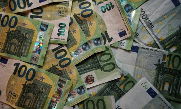 Talousarvioaloite aluevaltuustoryhmien tukiin ehdotetun määrärahan vähentämisestä (-5 476 000 euroa)